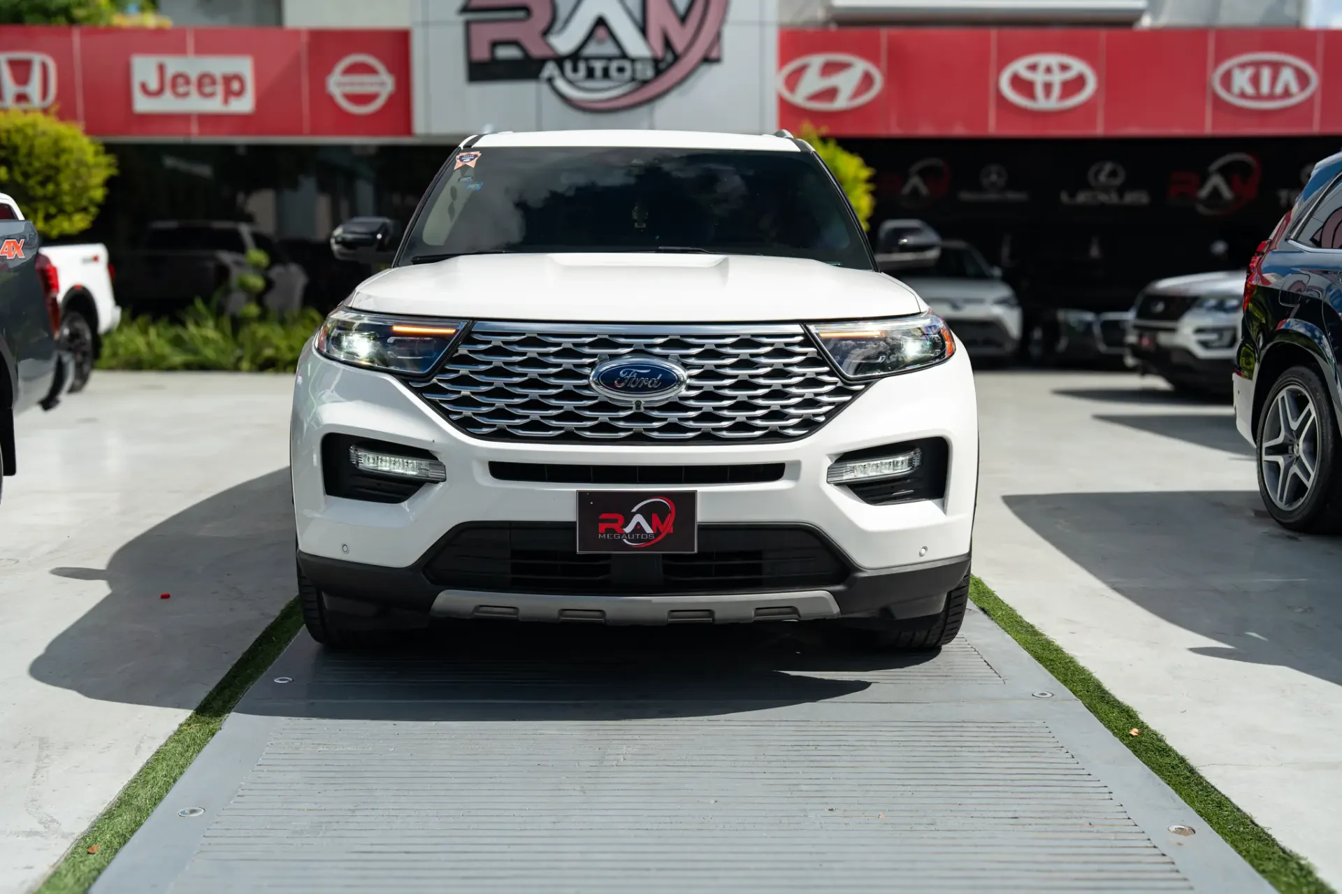 Ford Explorer Platinum 2021 - Imagen 2